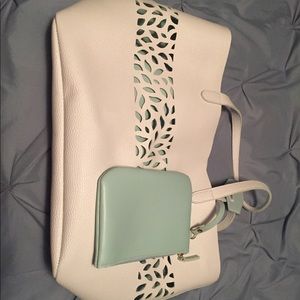 Cute Beach Bag with de-attachable wristlet!!!